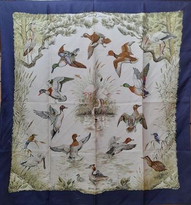 une photo d'une nappe bleue et blanche ornée d'oiseaux