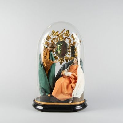figurine représentant Jésus et Marie sous une cloche en verre