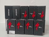 six boîtes de rouge à lèvres noir et rouge posées sur une table blanche