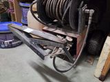 une photo d'un collier de serrage et d'un tuyau dans un garage