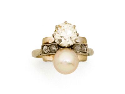 une photo d'une bague sertie de diamants et de perles