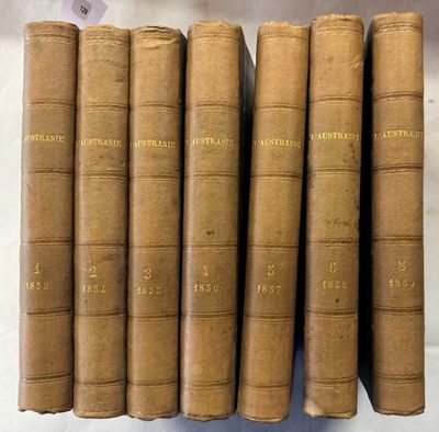 six vieux livres sont alignés sur une étagère