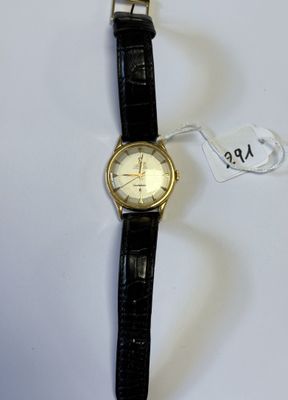 une montre posée sur une surface blanche