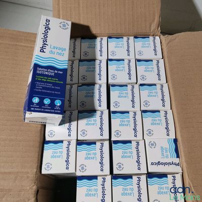 de nombreux tubes de dentifrice posés sur un carton