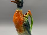 une figurine représentant un canard au bec vert