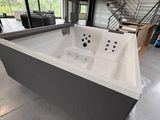une grande baignoire blanche installée dans une grande pièce