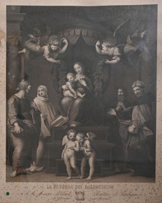 une vieille photo montrant un groupe de personnes avec un bébé