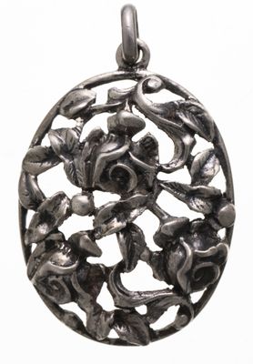 une image représentant un pendentif en argent orné de fleurs et de feuilles