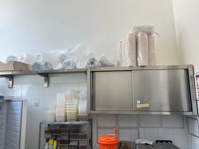 une photo d'une cuisine avec de nombreux objets posés sur le plan de travail