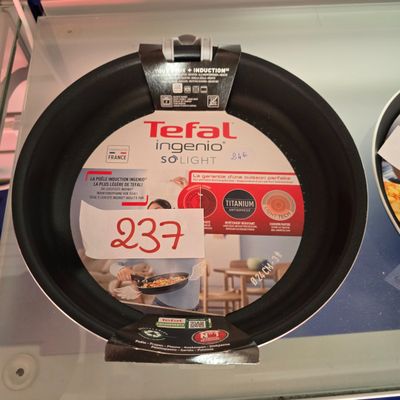 une poêle et une poêle exposées dans un magasin