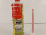 une bouteille de produit nettoyant posée à côté d'une brosse à dents sur une table