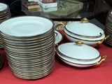 de nombreuses assiettes empilées sur une table rouge