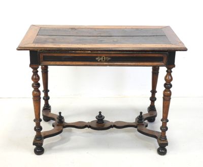 une petite table en bois avec un plateau en verre
