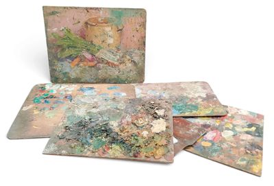 quatre œuvres d'art posées sur une table