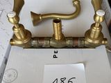 une boîte surmontée d'un robinet en laiton
