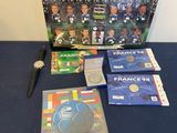le contenu d'un kit de football, comprenant un ballon, un DVD et d'autres articles