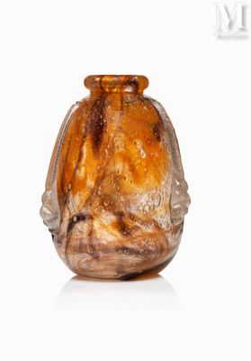 un vase en verre posé sur une surface blanche