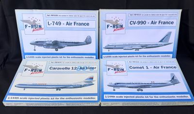 trois boîtes contenant des maquettes d'avions sur fond noir