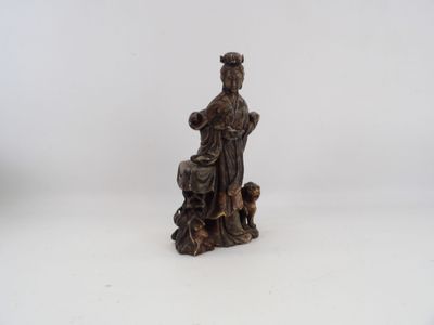 une statue représentant une femme avec un chien, posée sur une surface blanche