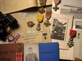 beaucoup de vieux livres et d'autres objets posés sur la table