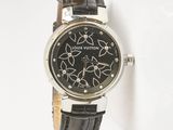un gros plan d'une montre sur une surface blanche avec un fond blanc