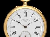une montre de poche ancienne en or avec des chiffres romains et des chiffres romains