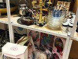 une étagère sur laquelle se trouvent une lampe, un ours en peluche et d'autres objets