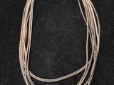 gros plan d'un collier sur une surface noire