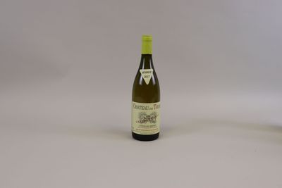 une bouteille de vin à côté d'une bouteille de vin
