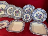 beaucoup d'assiettes bleues et blanches sur une table rouge