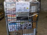 un chariot contenant beaucoup d'articles dans un entrepôt