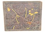 une photo d'une plaque en bois sur laquelle figurent un oiseau et des fleurs