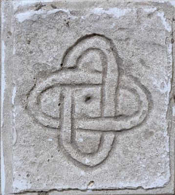 an image of a stone block with a knot in the middle