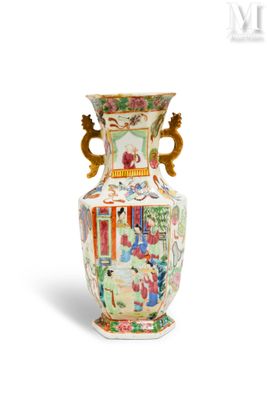 un vase posé sur une surface blanche