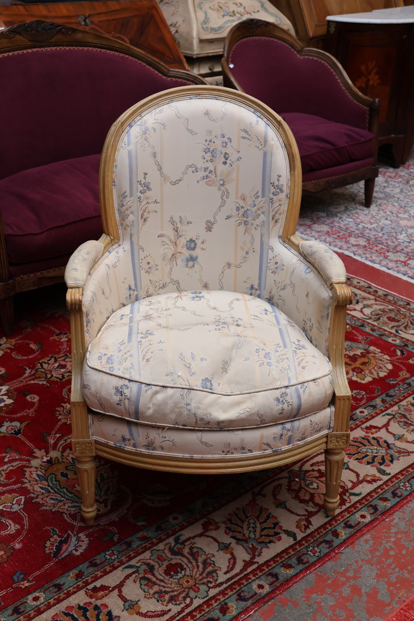 Bergère en bois relaqué blanc, mouluré et sculpté, recouvert…