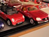 une vitrine sur laquelle sont exposées de nombreuses petites voitures