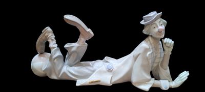 une figurine représentant un homme allongé par terre