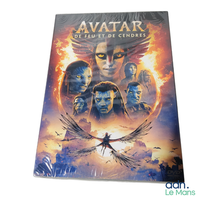une photo d'une affiche de film posée sur une table