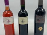 trois bouteilles de vin posées l'une à côté de l'autre sur une table