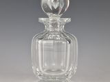 une bouteille en verre transparent avec un cœur sur le goulot