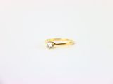 une bague en or surmontée d'un seul diamant