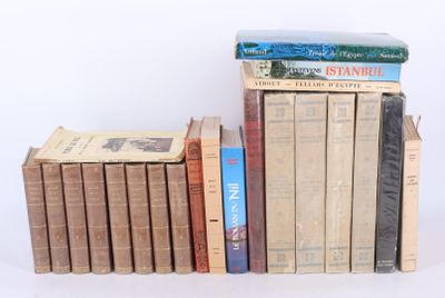 plusieurs livres sont empilés sur une surface blanche