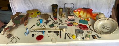 une table sur laquelle se trouvent de nombreux objets différents