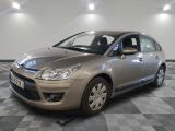 la voiture argentée est garée sur un sol en damier dans le garage