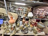 de nombreuses antiquités posées sur une table dans une pièce