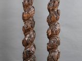 paire de colonnes en bois sculpté, ornées de sculptures de chaque côté