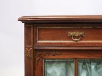 Petit buffet à hauteur d'appui en bois mouluré, sculpté et p… (photo 2)