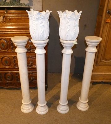 trois bougies blanches posées par terre