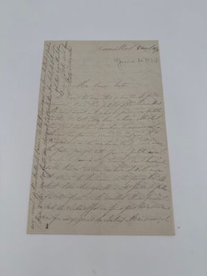 une feuille de papier sur laquelle figurent des notes manuscrites, posée sur une table