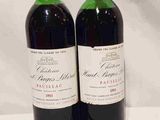 deux bouteilles de vin posées l'une à côté de l'autre sur une table
